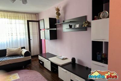 Apartament cu 3 camere semidecomandat în Micro 38