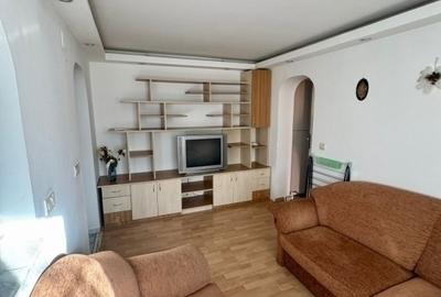 Apartament cu 3 camere semidecomandat în Podu Roș