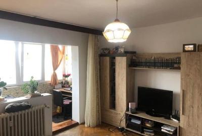 Apartament cu 2 camere semidecomandat în Girocului