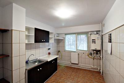 Casa de Cultura -apartament decomandat, nemobilat, cu centrala proprie - 1