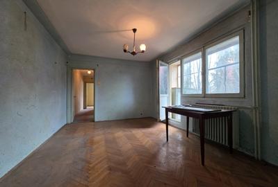 Apartament cu 3 camere semidecomandat în Tătărași