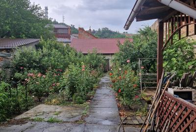 Casa cu etaj/singur in curte