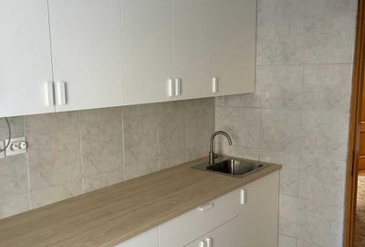 Apartament cu 3 camere decomandat, mobilat în Vitan