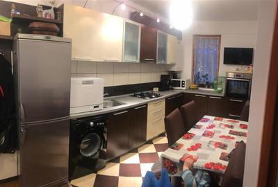 Apartament cu 3 camere semidecomandat, mobilat în Florești