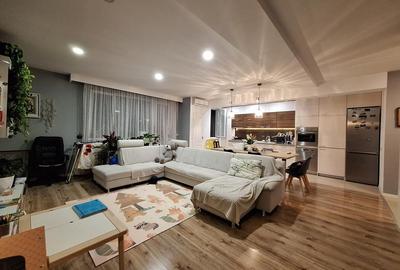 Apartament cu 3 camere semidecomandat, mobilat în Florești