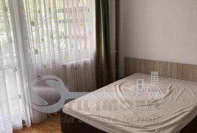 Apartament cu 3 camere semidecomandat în Podu Roș