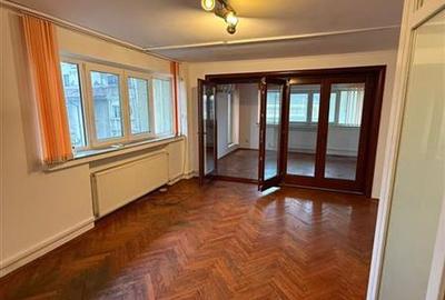Apartament cu 5 camere semidecomandat în Romană