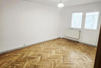 Apartament cu 4 camere semidecomandat în Nicolina