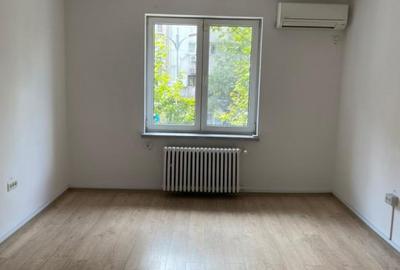 Piata Romana, ideal Birou (office),  et 1 , stradala, nemobilata, 300 euro - 2