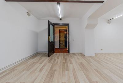 Apartament cu 5 camere în Centrul Civic