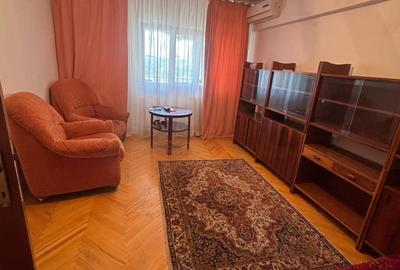 Apartament cu 3 camere în Centru Civic