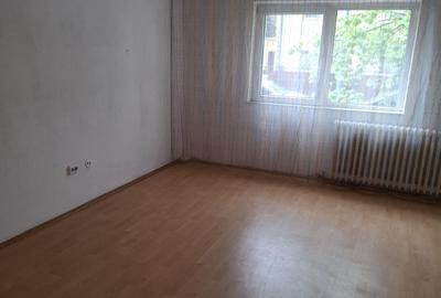 Apartament cu 3 camere decomandat în 13 Decembrie