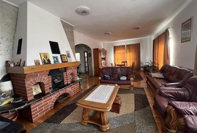 Casa de vanzare in zona Moca de 380 mp utili, cu piscina si curte de 733 mp - 2