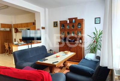 Casa si curte pretabila pentru 2 familii 980 mp teren liber Cisnadie - 1