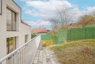 La poalele Tâmpei — vilă contemporană în Schei - 37