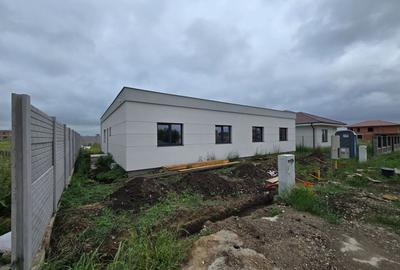 1/2 Duplex pe parter,predare la cheie  , 3 dormitoare, 2 bai, Zona Metro 2, - 1
