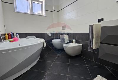 Casă / Vilă de lux cu 8 camere de vânzare in Obcini, Suceava - 23