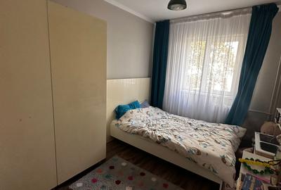 Apartament cu 3 camere semidecomandat, mobilat în Alexandru cel Bun