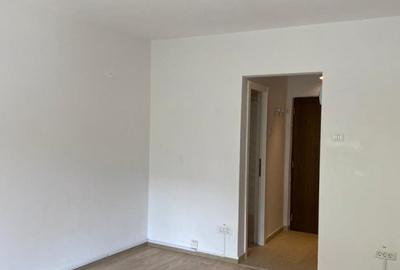 Piata Romana, ideal Birou (office),  et 1 , stradala, nemobilata, 300 euro - 3