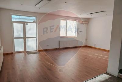 Birou, de 220 mp, în Vitan Mall