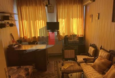 Apartament cu 3 camere semidecomandat în P-ța Victoriei