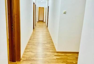 Proprietate spatioasa si versatila, formata din hochparter inalt si demisol - 16