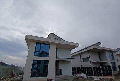 Casă cu 7 camere în Tunari