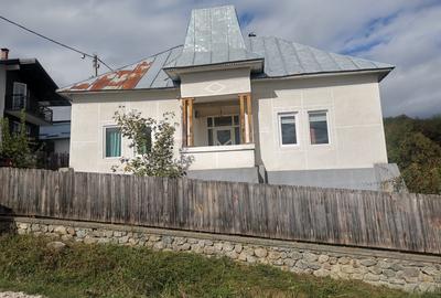Casa batraneasca Aninoasa/ Arges, teren 1.200 mp - 1