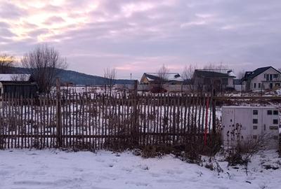 Lot de teren cu toate utilitatile intre case locuite - 11