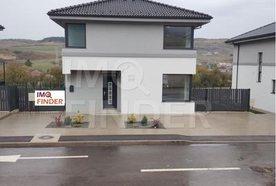 Casă individuală cu 4 camere în Corușu