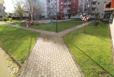 Aradului; decomandat, bucatarie inchisa. Parcare privata inclusa. - 22
