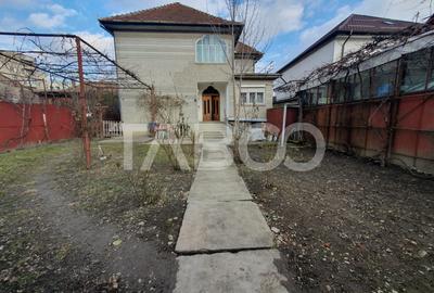 Casa 5 camere 374 mp utili + Anexa 75 mp in punctul 0 al Fagarasului - 1