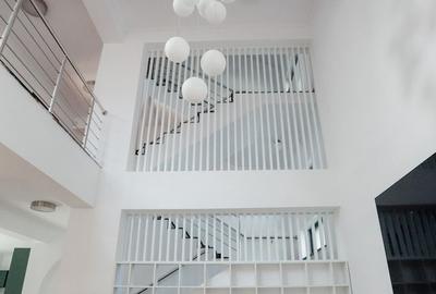 Sanctuar Urban în Inima Piperei: Eleganță Contemporană pe 1.000 mp de Intimitate - 13