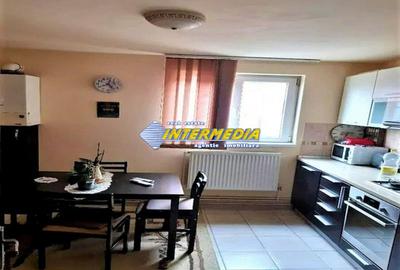 Apartament cu 3 camere semidecomandat, mobilat în Cetate