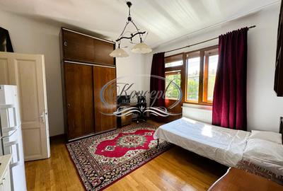 Apartament cu 3 camere semidecomandat, mobilat în Semicentral