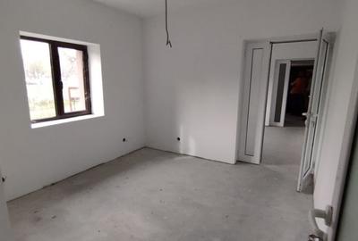 SE VINDE CASA IN CALUGARENI 5 camere, teren 600mp - 2