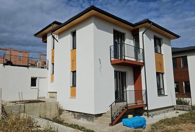 Casă individuală cu 4 camere în Dezmir