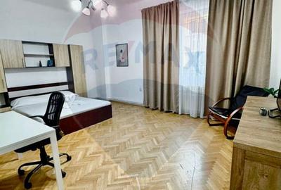 Apartament cu 3 camere semidecomandat, mobilat în Central