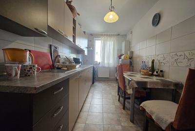 Apartament cu 3 camere  de vanzare - B dul 1 Mai - 4