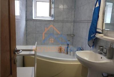 Apartament 3 camere Unirii decomandat etaj 2 - 6