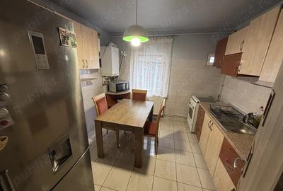 Apartament cu 3 camere decomandat în Aradului