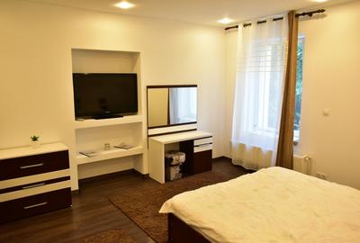 Apartament cu 2 camere semidecomandat, mobilat în Centrul Istoric