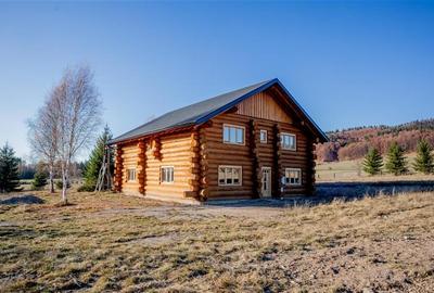 Casa din lemn rotund (Izvoru Muresului, str. Garii) - 1