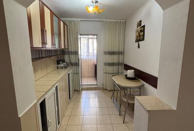 Apartament cu 3 camere decomandat, mobilat în Ostroveni