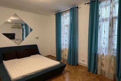 Apartament cu 3 camere semidecomandat, mobilat în Universitate
