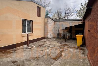 Casa de vanzare, 3 camere,  situata in zona CET - 11