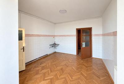 Bloc tip asociatie - zona Kiriac. 4 camere, 3 balcoane. Garaj si boxa. - 9