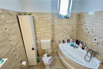 Apartament de vanzare cu 3 camere, balcon + parcare, mobilat si utilat - 10