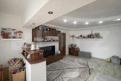 Apartament cu 3 camere semidecomandat, mobilat în Rovine