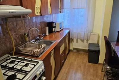 Apartament cu 3 camere semidecomandat, mobilat în Calea Moldovei